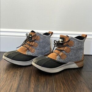 Sorel Out N About classic grey and tan womens boots size 9